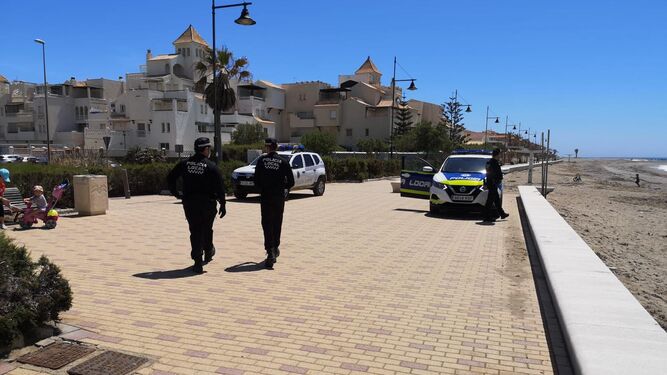 Agentes de la Policía Local de El Ejido en una zona costera.