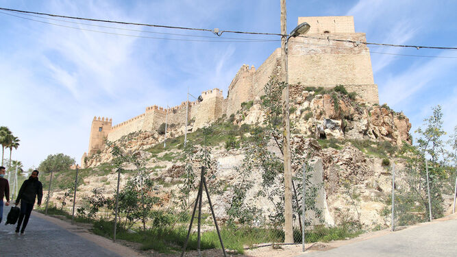 Los restos de la calle Almanzor, a los pies de la Alcazaba, acotados mediante una valla perimetral