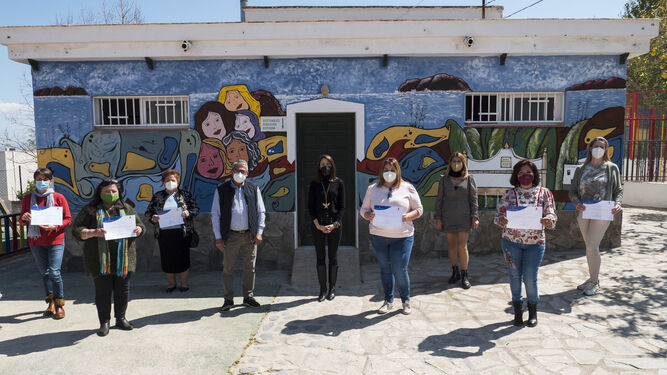 Las mujeres de Íllar realizan un mural junto al polideportivo con los Talleres Carmen de Burgos