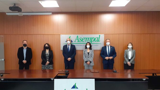 El presidente de la Confederación Empresarial de la Provincia de Almería, Asempal, José Cano, y la presidenta de la Asociación Española contra el Cáncer de Almería (AECC), Magdalena Cantero, han firmado el convenio.