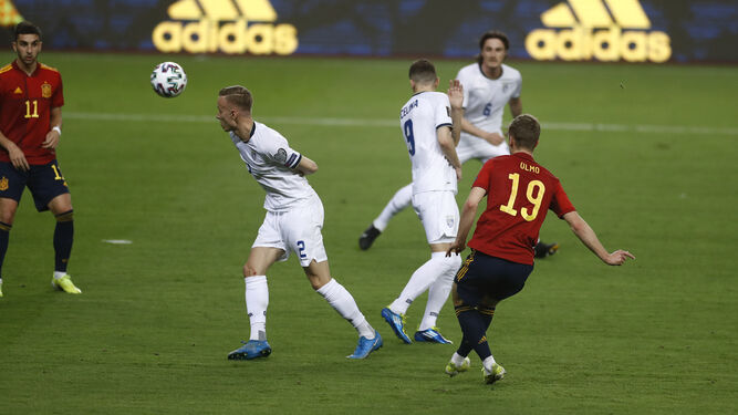 Dani Olmo golpea con sutileza con su pierna derecha para anotar el primer gol español.