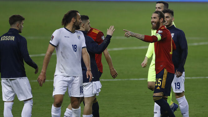 Sergio Ramos bromea con algunos futbolistas kosovares al finalizar el partido.
