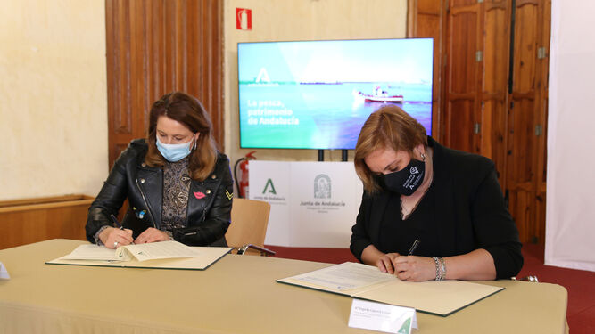 La consejera Carmen Crespo y la presidenta de Andmupes, Mari Ángeles Cayuela, firmando el acuerdo