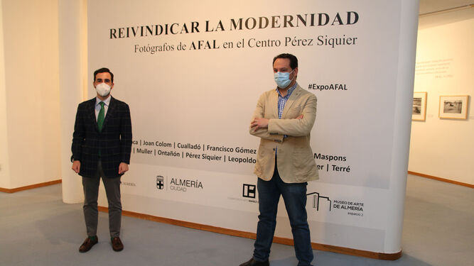 El concejal Carlos Sánchez junto a Juan Manuel Martín Robles en la apertura de la muestra.