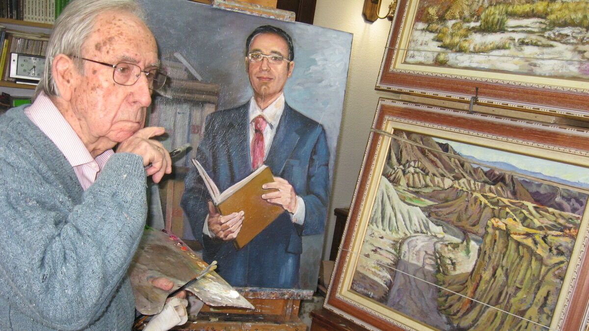 Rafael, pincel y paleta en mano, observando sus cuadros.