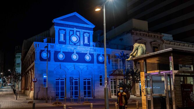 El Teatro Apolo de la ciudad iluminado por el Día del Autismo.