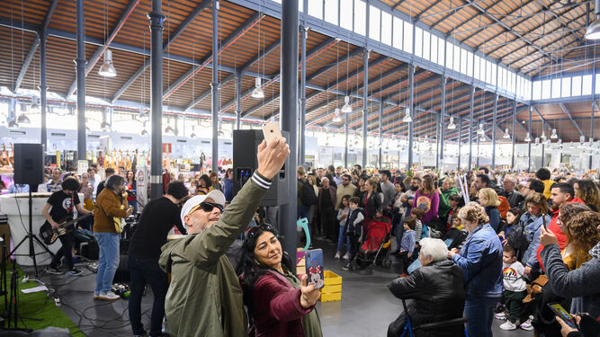 Selfie en un concierto en el Mercado, un gancho cultural que el Ayuntamiento ha repetido en los últimos años.