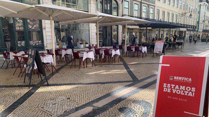 Varias terrazas de Lisboa, preparadas ayer para recibir clientes.