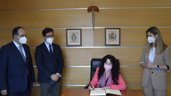 Rocío Ruiz firma en el Libro de Honor del Ayuntamiento de El Ejido.