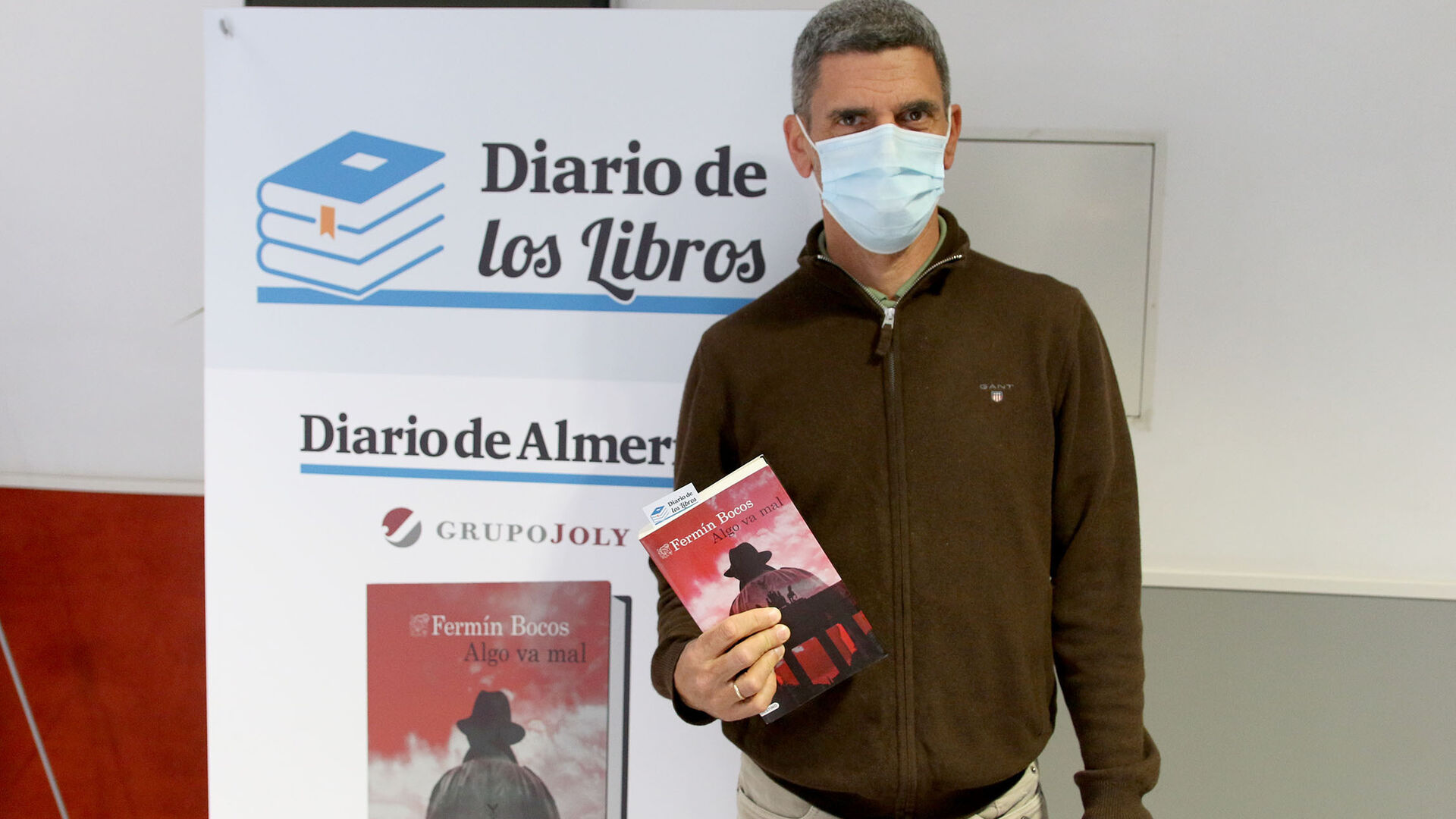 Fotogaler&iacute;a Diario de los Libros, con Ferm&iacute;n Bocos y su novela 'Algo va mal'