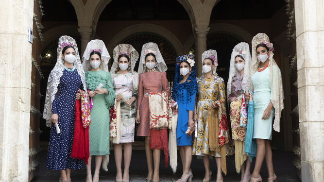 Las 'influencers' Claudia Alfaro, Margarita de Guzmán, Araceli Vera y Macarena Silva junto a modelos de la agencia Doble Erre vestidas de mantilla.
