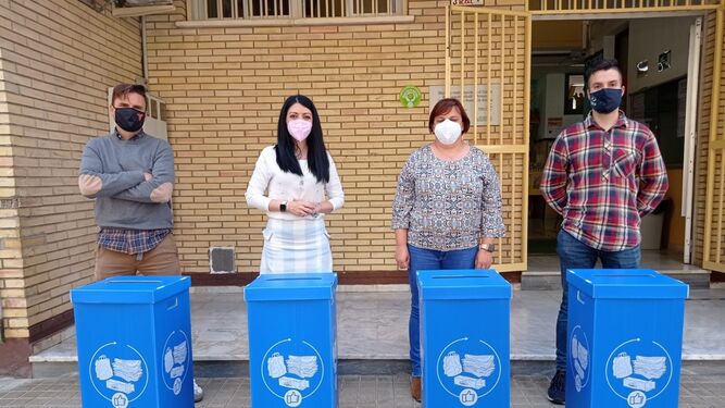 Los alumnos del CEIP 28 de Febrero de Huércal reciclarán con una veintena de nuevas papeleras