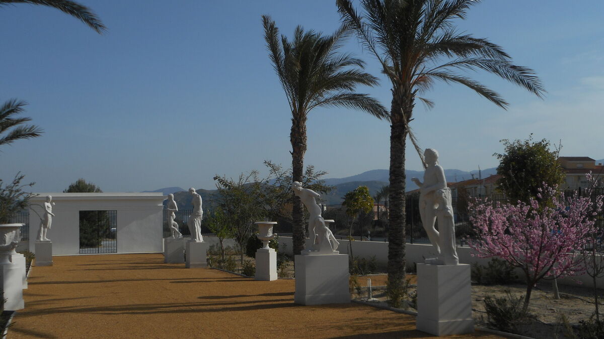 Jardín botánico y gliptoteca con esculturas grecorromanas que ejercen de transición entre el aparcamiento y la plaza del anillo museístico