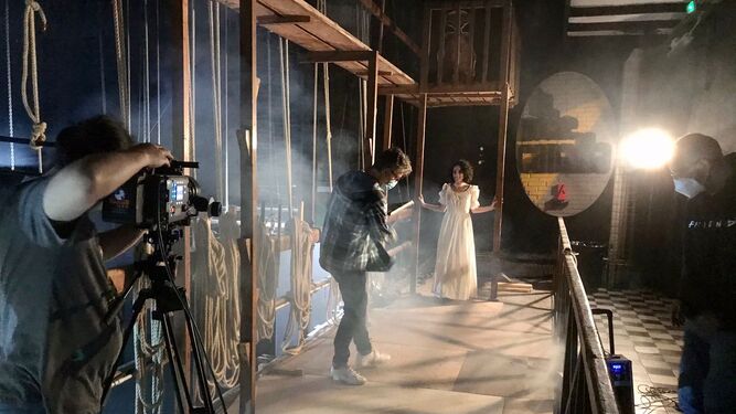 Escena rodada en el Teatro Cervantes con Cris de la Osa como protagonista.