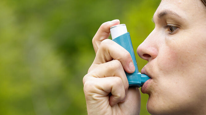 Paciente de asma con un inhalador.