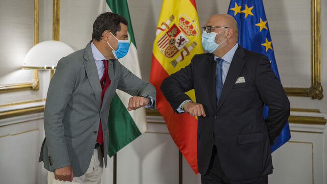 El presidente de la Junta de Andalucía, Juanma Moreno con el portavoz del grupo parlamentario Vox, Alejandro Hernández