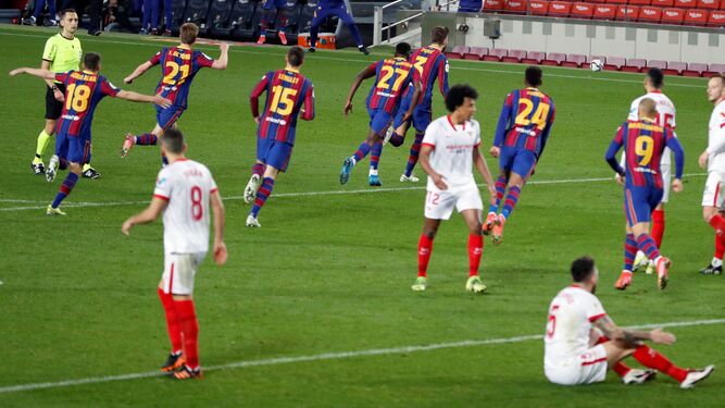 Los futbolistas del Barcelona acuden a celebrar con Piqué el gol que llevó a la prórroga la semifinal.
