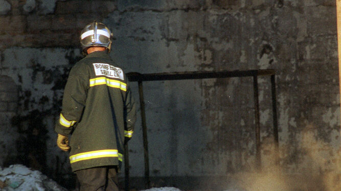 Imagen de archivo del incendio en la fábrica de detergentes Persán, en el Polígono industrial El Pino (Sevilla).