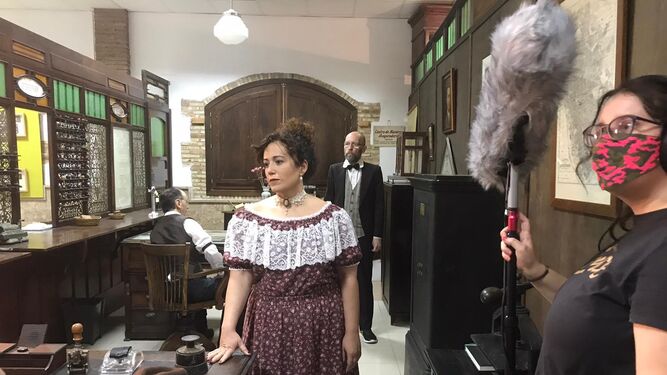 Mar Venzal interpretando a Carmen de Burgos ‘Colombine’ en la ‘redacción’ de ABC.