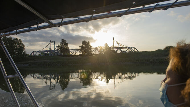 El puente de hierro observado desde una embarcación a su paso por la dársena del Batán.