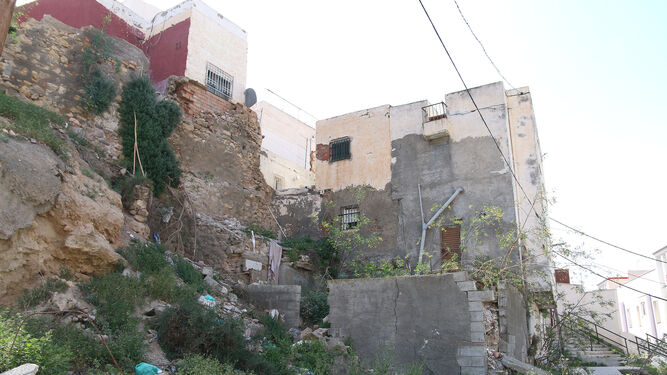 La vivienda vecina que descansa sobre el ladera en la que se encuentra el muro parcialmente vencido
