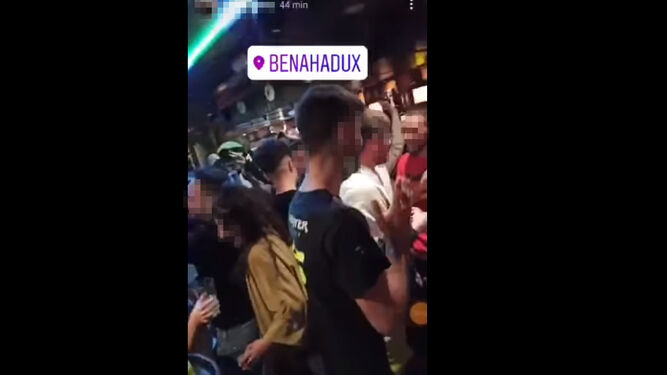 Imagen del vídeo difundido por redes sociales de la fiesta en el pub de Benahadux.