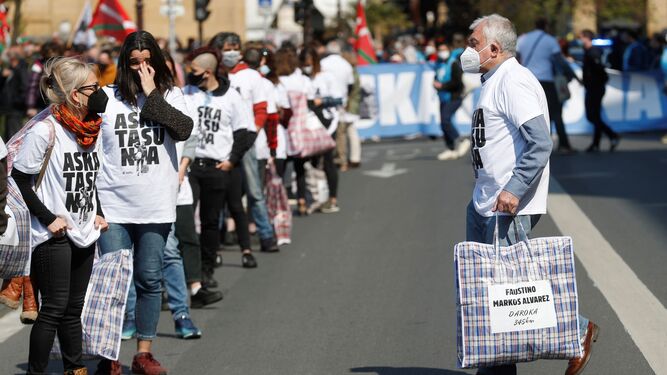 Miembros y simpatizantes de Sortu participan este sábado en San Sebastián con motivo del Día Internacional de los Presos Políticos.