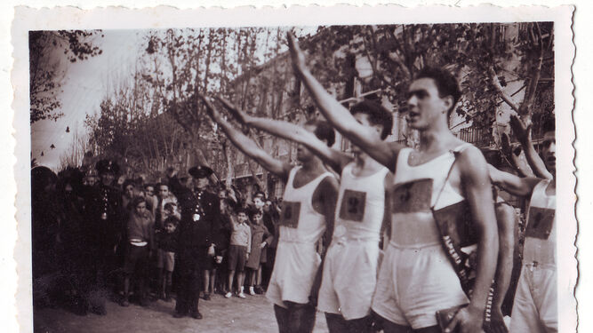 Actividad deportiva en el Paseo de Almería en los años 40.