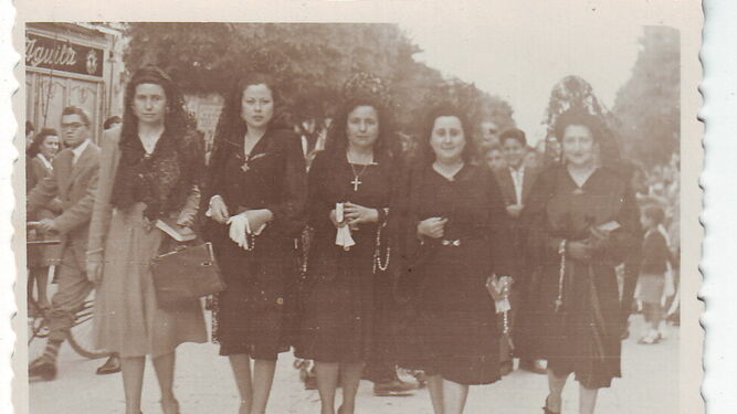 Jóvenes con mantilla en el Jueves Santo en el Paseo de Almería en 1946.