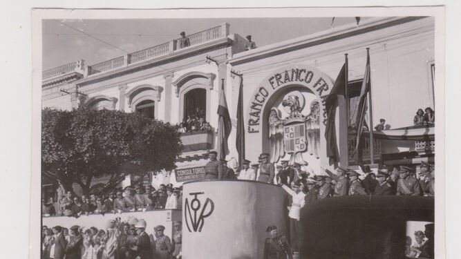 Visita de Franco a la capital. Desfile en el Paseo de Almería en 1943.