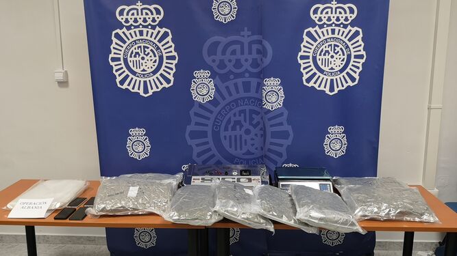 Bolsas de marihuana y otros efectos intervenidos a los arrestados por narcotráfico en Jaén.
