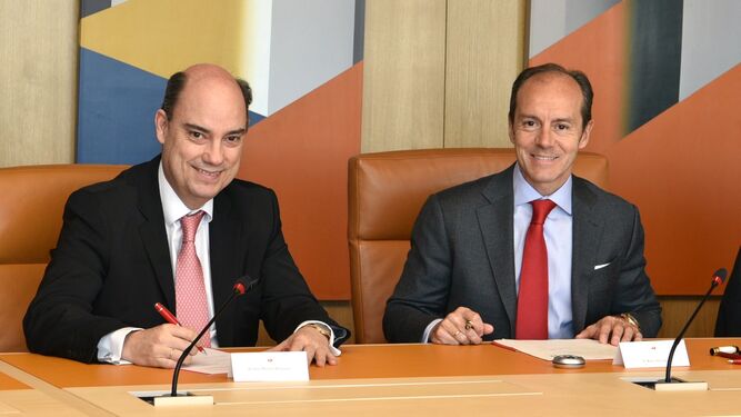 Un momento de la firma del acuerdo entre Mapfre y Banco de Santander.