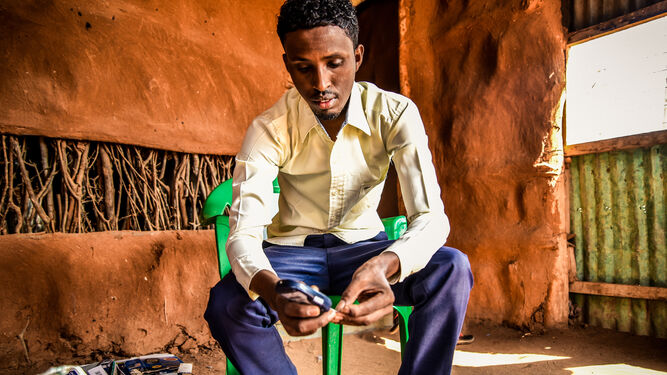 Mohamed Hussein, paciente de diabetes tipo 1, enseña en las escuelas de Dagahaley, Kenia.