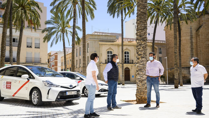 Encuentro del alcalde de Almería con los representantes del sector del taxi al inicio de la pandemia