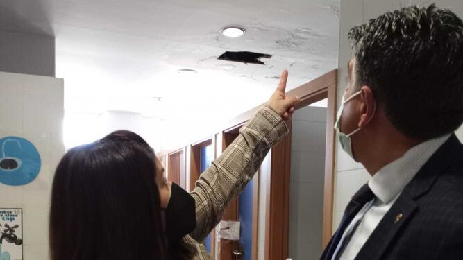 La directora del Ginés Morata muestra a Cazorla los problemas en el techo del centro