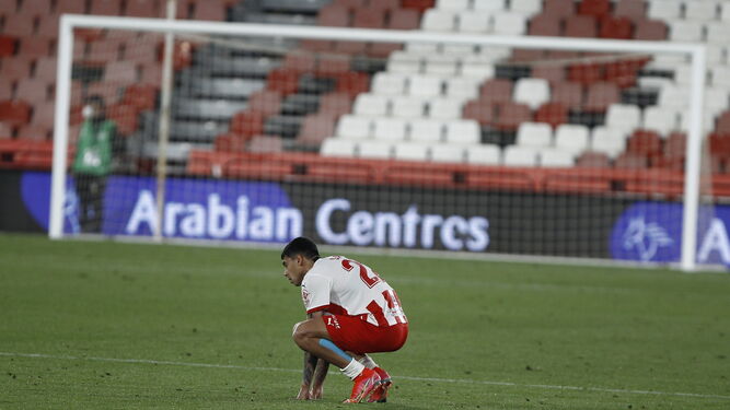 Samú Costa, en cuclillas tras empatar ante el Espanyol