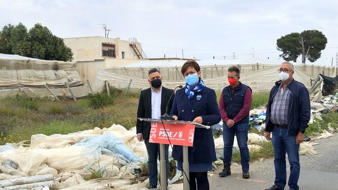 Adriana Valverde, con concejales del PSOE, ha presentado la moción sobre los residuos agrícolas