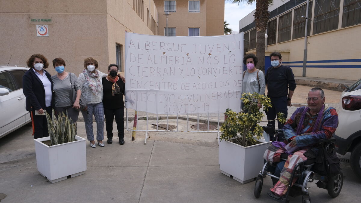 Trabajadores del albergue colocaron ayer una pancarta protestando por el cambio de uso del centro.