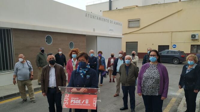 Adriana Valverde, con concejales del PSOE y afectados junto al nuevo edificio municipal