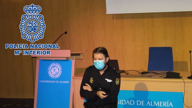 El Interlocutor Sanitario de la Policía Nacional en Almería instruye a los futuros sanitarios ante conductas agresivas