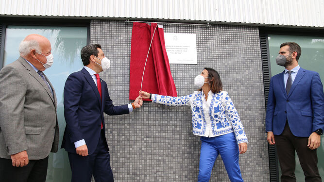 El presidente de la Junta descubre la placa inaugural junto a la presidenta del Parlamento de Andalucía.