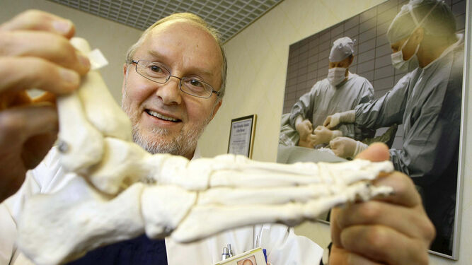 Un cirujano muestra el esqueleto de un pie humano.