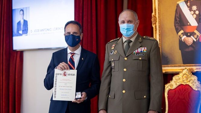 José Antonio Lorente recoge su credencial del general jefe Varela Salas.