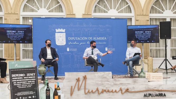 Javier A. García junto a Fernando Giménez y Diego Ferrón presentando el Festival Murmura.