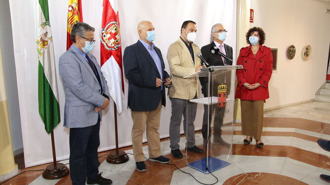 Firma del convenio entre el Hospital Torrecárdenas y la Fundación de Arte Ibáñez Cosentino para el proyecto 'CreArte'.