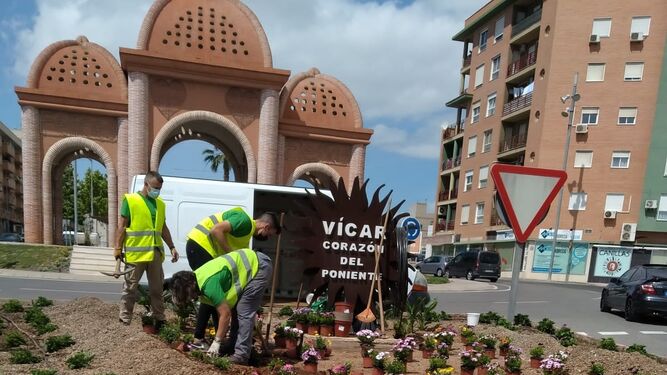 Puesta a punto de parques y jardines de Vícar, municipio Flor de Andalucía