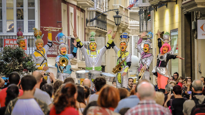 Un espectáculo callejero en el FIT de Cádiz, antes de la pandemia.