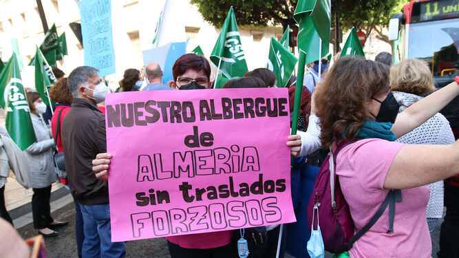 Manifestación de los trabajadores del albergue juvenil el pasado lunes en el Paseo de Almería.
