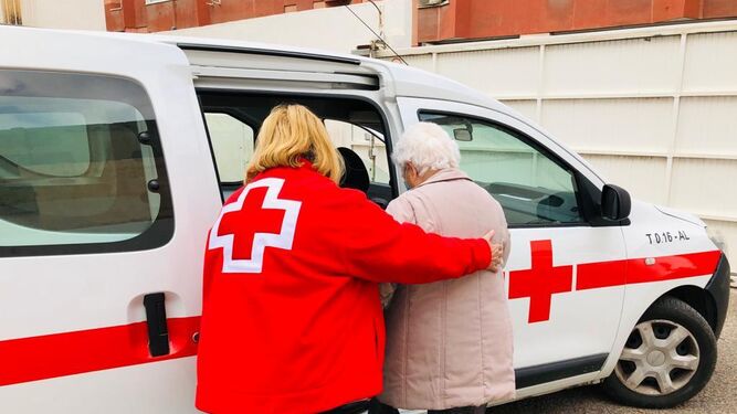 Una voluntaria de Cruz Roja acompaña a una señora.