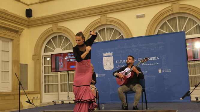 Mayte Beltrán con su cuadro flamenco.